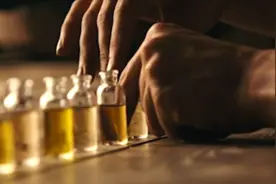 香水：少年用13名少女的性命，研制出绝世香水，一滴就让万人疯狂视频封面
