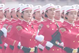 “金凤云中翱”！民兵方队服装超大气，细节背后有故事