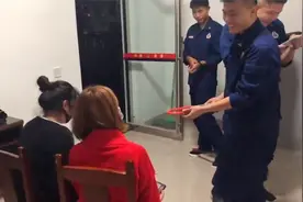 两女子玩游戏将脚锁一起求助消防 网友：为什么不找开锁的？视频封面