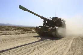 画面高燃！直击西北戈壁炮兵实弹战术演练视频封面