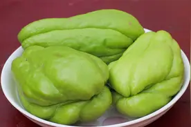 佛手瓜别光炒菜吃了，农人教您新吃法，不用炖不用蒸，营养又简单