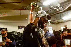 【总决赛G6回顾】慢镜头重温湖人夺冠庆祝，詹皇香槟浴JR赤膊上阵视频封面