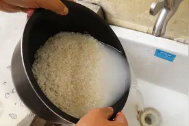 大米不知道要洗几遍？教你一招小妙招，轻轻松松煮出香喷喷的米饭