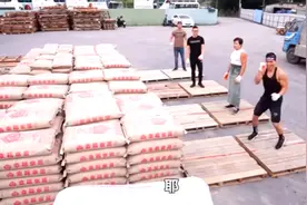 【健身肌肉男VS职业水泥搬运工】究竟谁搬运水泥更快那？视频封面