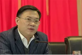 湖北高院53岁副院长张忠斌身亡，多辆救护车曾入高院，官方回应视频封面