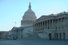 美国会参议院通过万亿美元基础设施投资法案视频封面