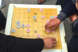 从这两个老大爷下象棋就能看出来，年轻的时候是多么的争强好胜