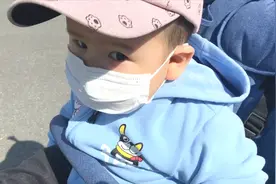 宝宝宅家两个月，会走路后第一次外出溜达，拦不住追着小姐姐搭讪视频封面