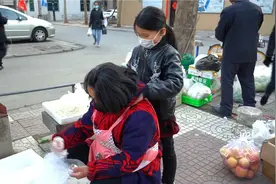 西安一8岁女孩上完网课后陪奶奶卖菜：觉得很辛苦 希望帮她们分担视频封面