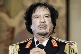 美军空袭利比亚，卡扎菲强烈谴责，大骂里根总统：恐怖分子！视频封面