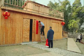 农村爷爷的小木屋过大年了，贴春联，放鞭炮同时给大家拜年了视频封面