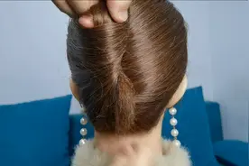 这样扎头发穿高领毛衣很好看，不扎脖子还洋气，发型很简单好扎