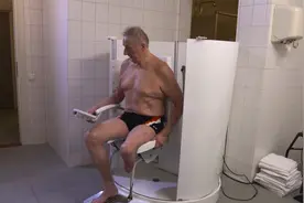 老外发明全自动洗澡机，坐着就能自动洗干净，最适合老年人！视频封面