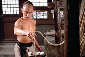 年轻人累了一天去井边洗脸，谁知打水的过程中练就虎鹤双形视频封面
