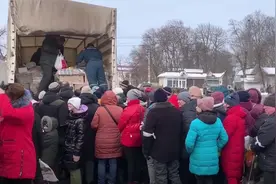 俄国防部：超120吨人道主义救援物资运抵哈尔科夫州 居民排队领取视频封面