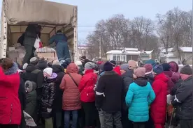 俄国防部：超120吨人道主义救援物资运抵哈尔科夫州 居民排队领取视频封面
