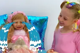 宝宝哭闹不停，小女孩想尽办法哄她，看看她是怎么做的？