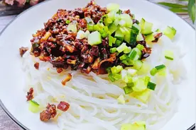 靠这秘制炸酱，干拌米粉每年销量达8万份，上桌速度不超过30秒！