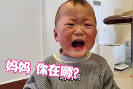 奶奶咋这样！双胞胎来找奶奶蹭吃的，笑的多开心！哭的就多惨烈视频封面