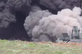 美军的装甲扫雷车日常执行任务，发射一次排爆索即可开辟一条路！视频封面