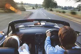 开车靠右行驶规矩制定不简单，美国显老大权威，日本为何没跟随？