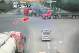 摩托车遇上身材大几十倍的大货车，货车司机小心翼翼都防不胜防！
