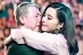 范冰冰主动扑向冯小刚怀里，冯小刚下意识反应，暴露两人真实关系视频封面
