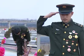 泪目！母亲去世未能见最后一面 入伍14年老兵在母亲墓前含泪敬礼视频封面
