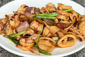 爆炒鱿鱼家常做法，脆嫩爽口，原汁原味，味道不比饭店的差视频封面