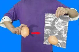 鸡蛋3秒穿越袋子！全程不挡不住，揭秘国外神奇魔术视频封面