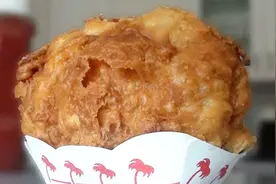 奇葩小哥制作世界上最大的薯条，网友：“这是薯条？是面粉块吧”