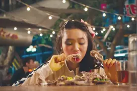 美人鱼也爱吃鸡，美人鱼上岸吃鸡，鸡骨头啃得光溜溜的！