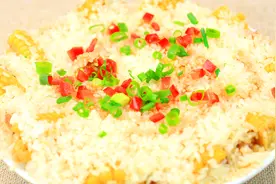 排骨焖饭的快速实用做法，配菜不用炒，摆糯米上直接蒸，肉嫩饭香