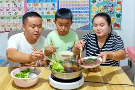 自制牛肉火锅，爆辣火锅底料加上红酸汤，蘸上辣椒蘸水，太香了视频封面