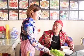 抠门小伙饭店吃饭，点了一份饺子吃了8斤辣椒，真有意思