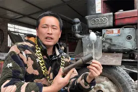 农民买了一个不锈钢勺子，回家自己碎火处理，勺子立马就变了颜色视频封面