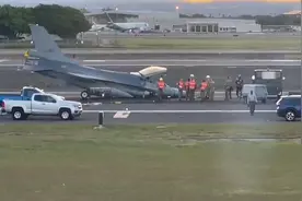 台军战机自美返台途中迫降夏威夷机场 机头着地现场曝光视频封面