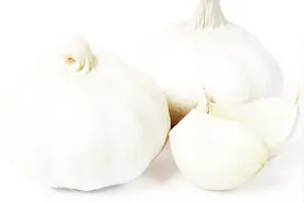 没想到把大蒜放在耳朵里，还有这么厉害的用处，帮了家人的大忙！视频封面