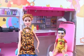 弟弟考试前一天熬夜复习发烧了，他还能参加考试吗？