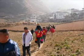四川彝族一小伙迎亲，抢亲成功，背着新娘回家了，场面好刺激视频封面