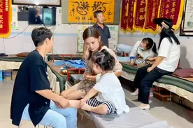 小孩走路腿一瘸一拐，从业40年的推拿老师傅说出原因，一定要注意视频封面