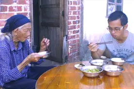 95岁老人有8个孙子，大学生孙子回村照顾老人，看看他们过得如何视频封面