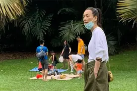 张庭素颜现身大变样！暴瘦脱相颧骨突出，头发花白苍老憔悴视频封面
