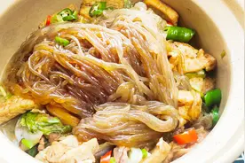 大厨教你白菜豆腐炖粉条详细做法，简单又实惠，比饭店做的好吃视频封面