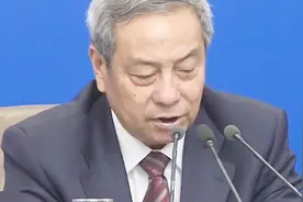 陈锡文谈“耕地占用税法加重农民负担”是误解 宅基地减半征收视频封面