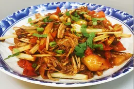 猪肉煮趴后撕下瘦肉丝，与芹菜炒一炒，香而不腻还能减脂