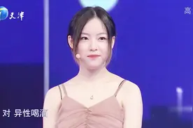 大学情侣恋爱互相较劲心生嫌隙，三观不合导致距离越拉越大