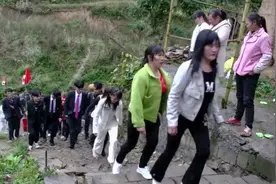 贵州大山里的小伙接亲，条件太差了，走路去新娘家视频封面