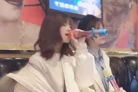 高手在民间！小姐姐KTV翻唱《月牙湾》，一开口整个包厢都安静了