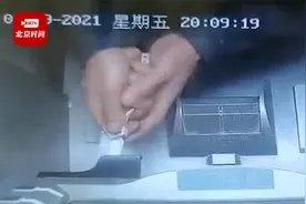 江西一男子持刀狂捅ATM机 与警方对峙后被制伏视频封面